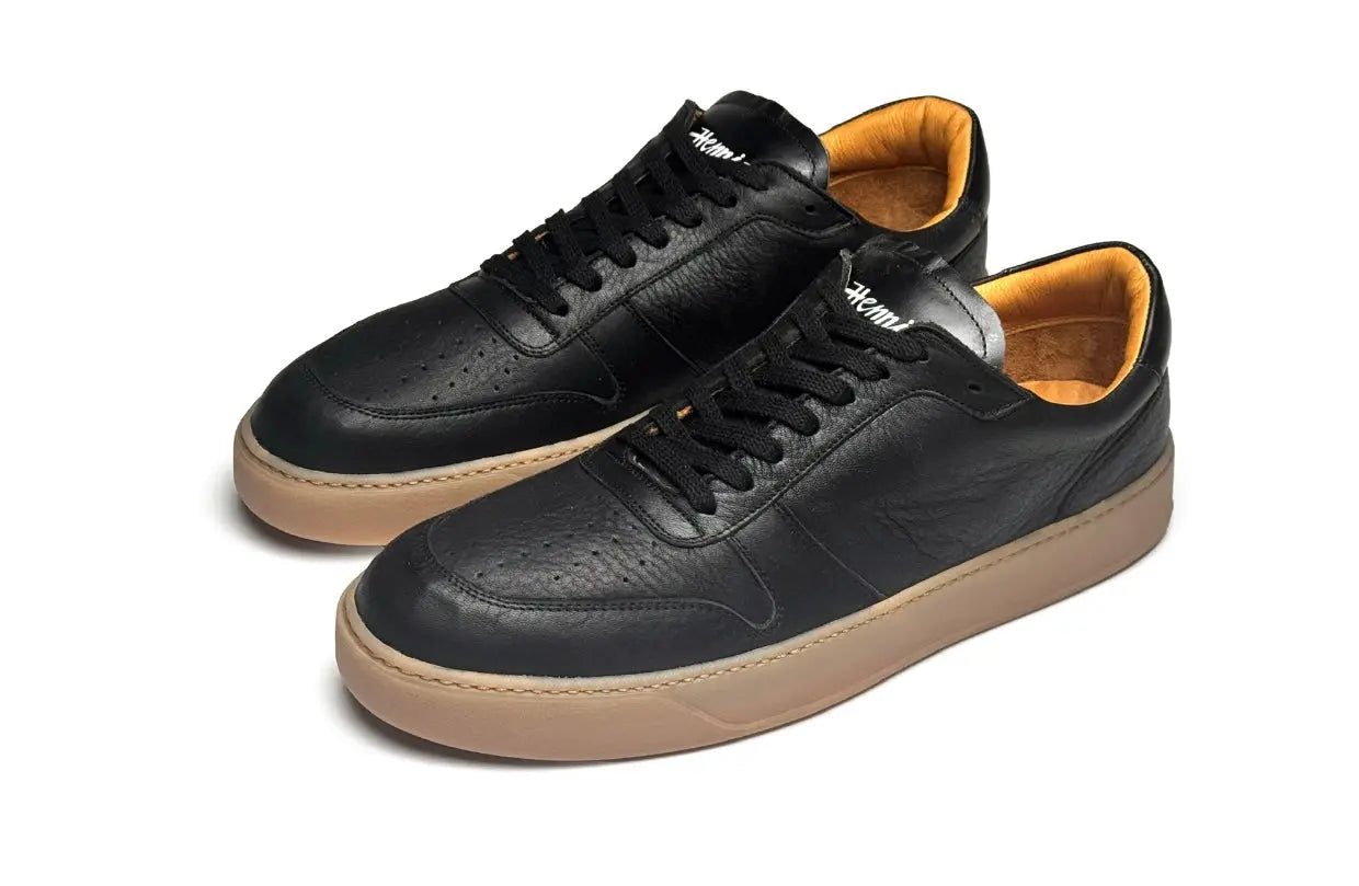 Schwarzer Sneaker hergestellt in Deutschland.